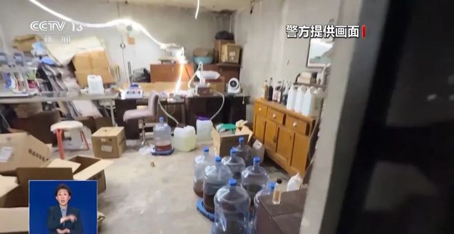 寨咖啡挨着旱厕满是霉斑很多人天天喝AG真人中国还装小资吗？曝某大牌山(图2)